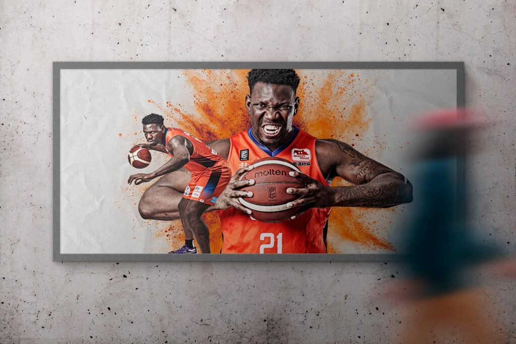 壁面に掲出されたバスケットボール選手の迫力あるビジュアルポスター。力強い表情とオレンジのスプラッシュが印象的で、通行人の目を引く